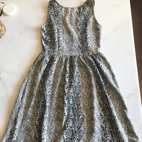 Jack BB Dakota sleeveless black & cream knit fit & flare dress with snake print - Picture 2 of 8